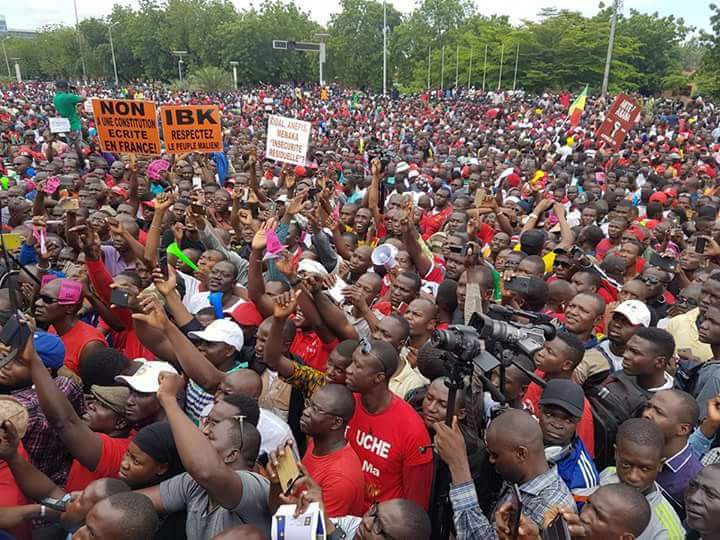Image de grand rassemblement des maliens contre le référendum constitutionnel sans l'ORTM