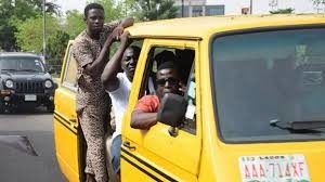 Nigéria, tout est dans les apparences : Les danfos, moyen de transport à Lagos (Nigéria)