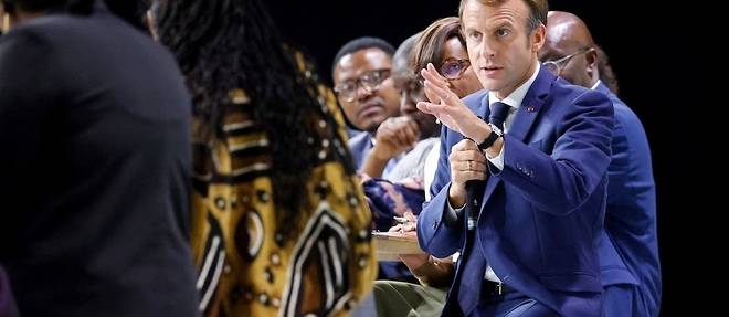 Emmanuel Macron en compagnie de la jeunesse africaine lord du sommet Afrique France